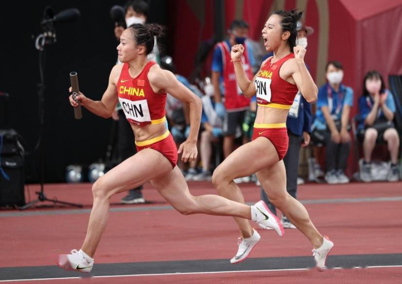 在东京奥运会田径女子4x100米接力决赛中,由梁小静,葛曼棋,黄瑰芬