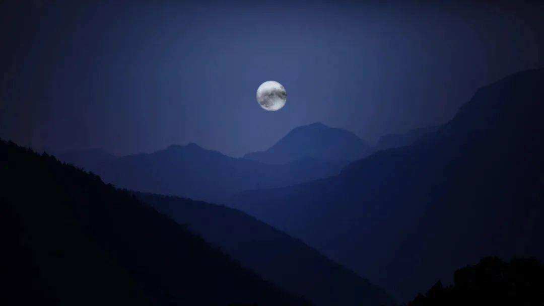 彭一田月亮在山后