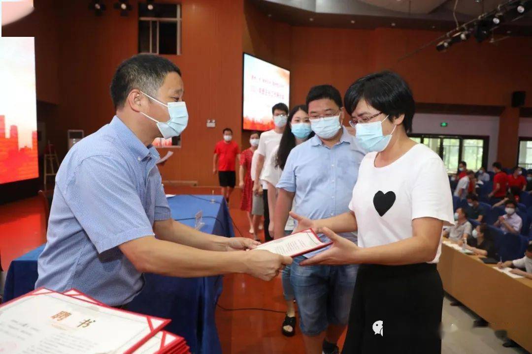 衢州二中翁胜华校长为衢州二中班主任颁发聘书
