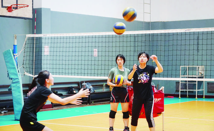 8月11日上午,漳州三中排球馆内,男子排球队正在进行扣球训练.