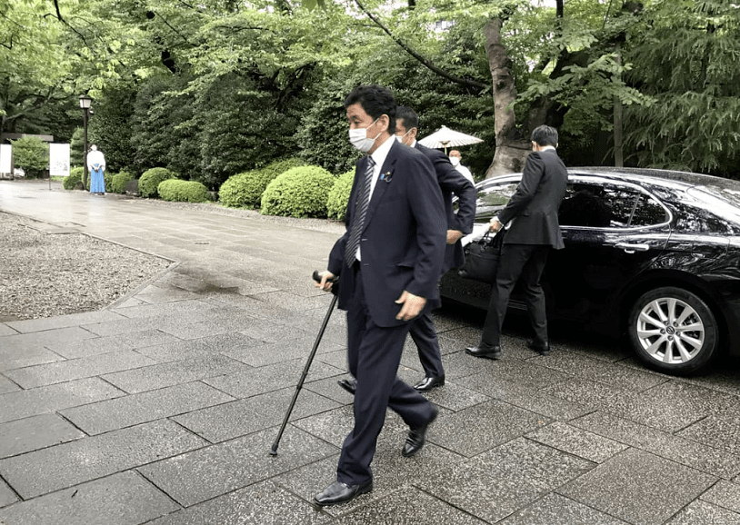 日本防卫大臣岸信夫当地时间下午2时参拜靖国神社