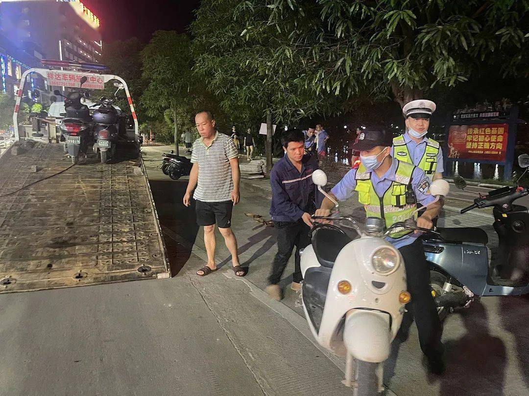 上思县公安局交管大队开展车辆乱停乱放交通违法行为专项整治行动