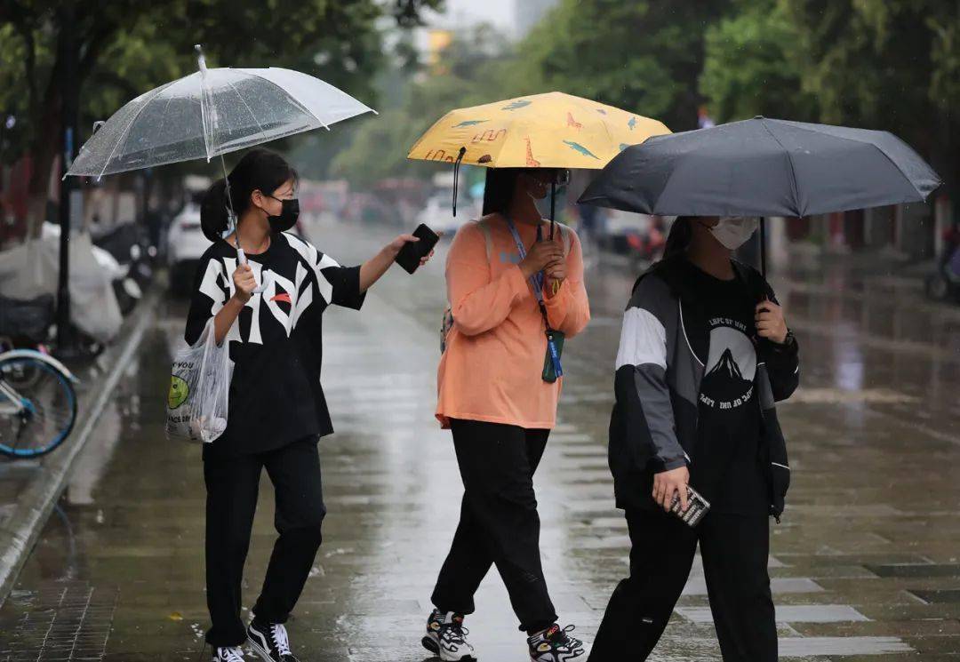 一场秋雨一场寒,下雨天要注意保暖哦~千万别感冒了!