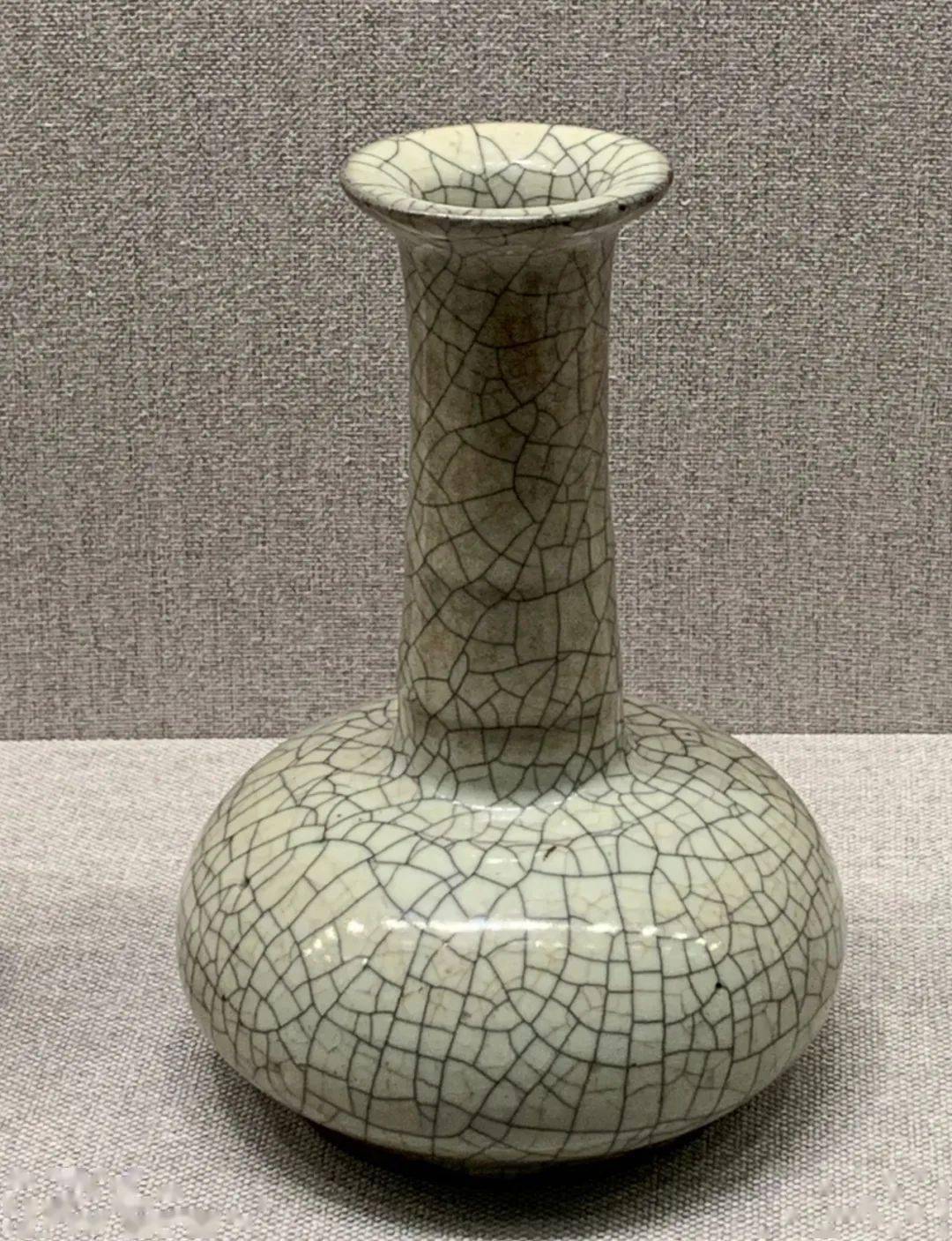 官窑,于是自南宋起,浙南龙泉南区产品画风为之一变,从北宋时期的划花