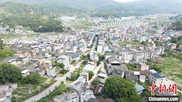 福建省闽清县塔庄镇茶口村靠生产粉干致富,茶口新农村景色一新.