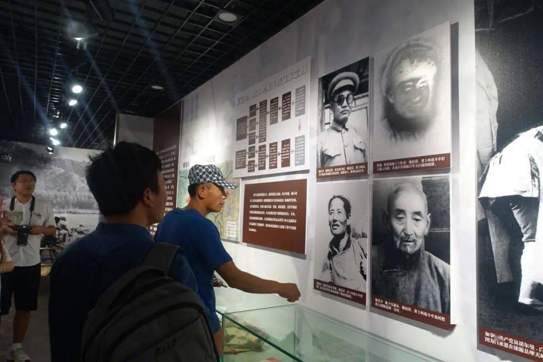 陈书记在黄土岭战役纪念馆内作讲解