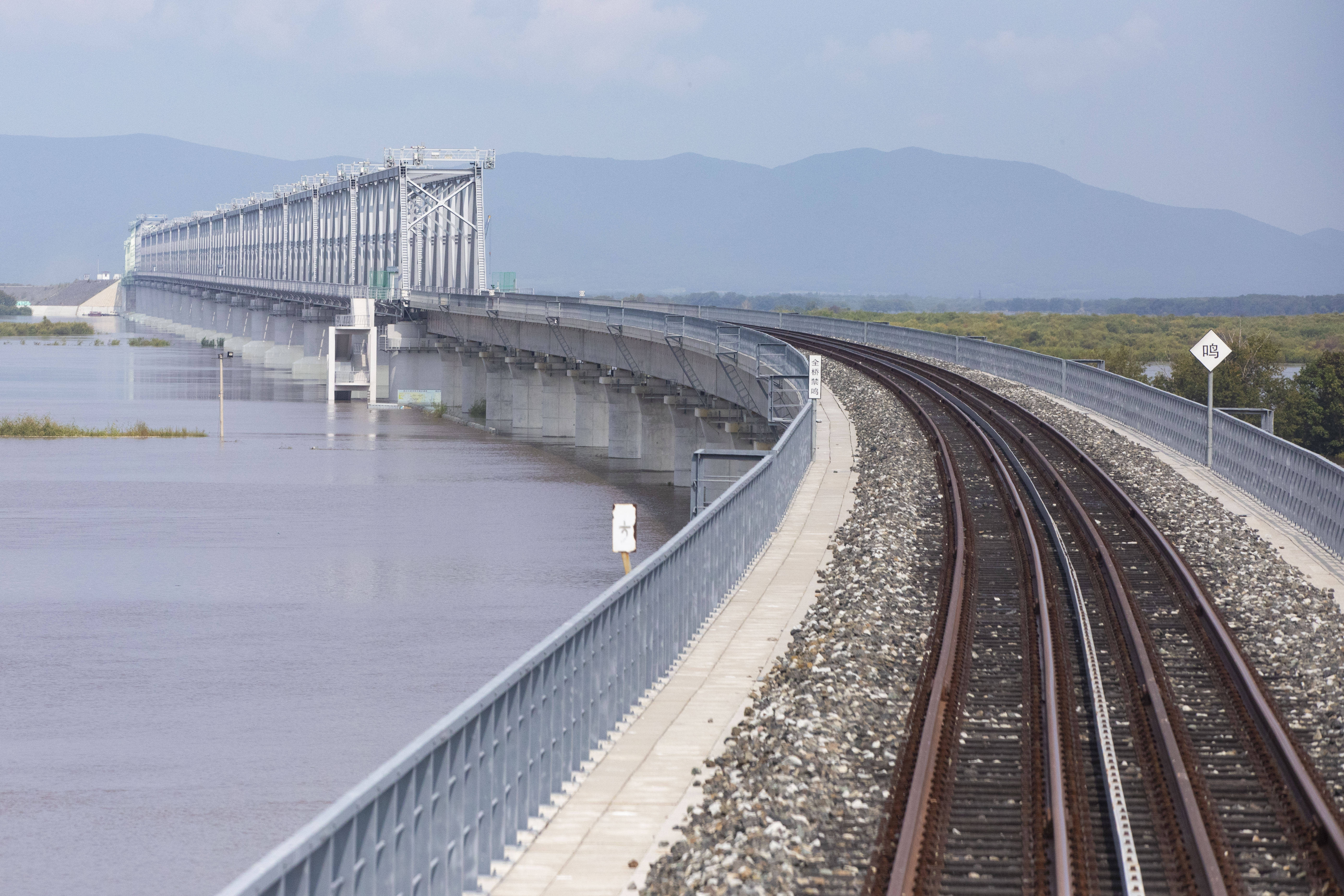 中国十大著名铁路电竞之家桥梁是中国十大最长的铁路桥梁。