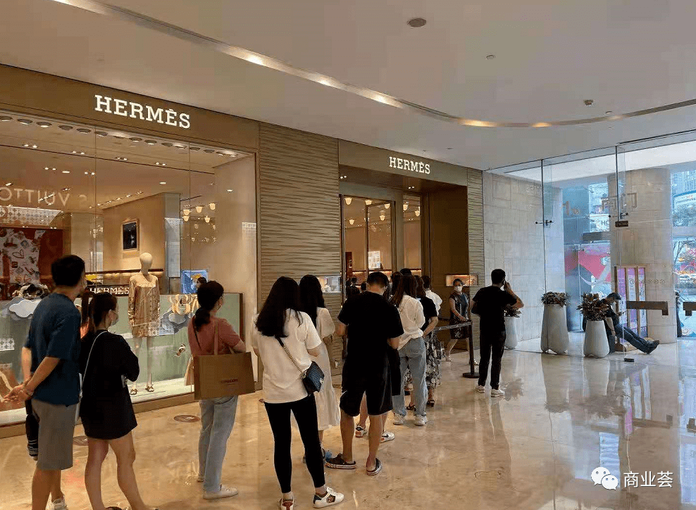 南京连续4天零新增一批商场恢复营业时间奢侈品店又排长队