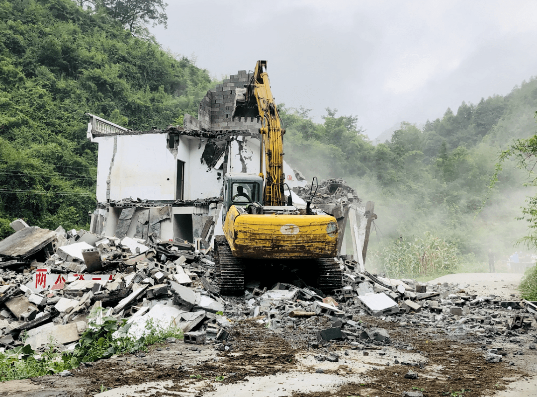 8月17日,县水利局,膏田镇政府等单位对桐梓水库枢纽区进行清表