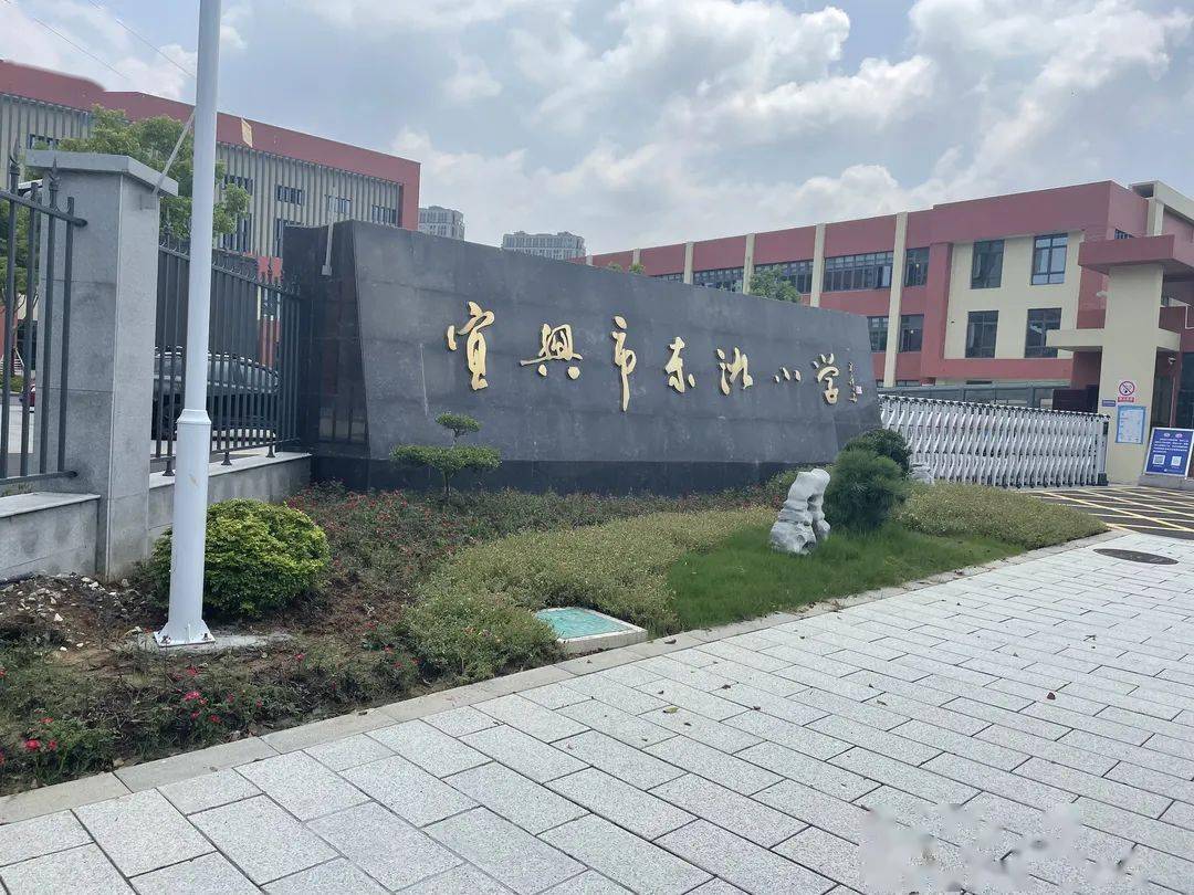 而东氿小学和东氿幼儿园,与临溪花园也是隔街而望.