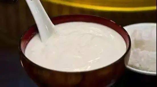 酸奶是哈萨克族人生活中一种常见的饮料.