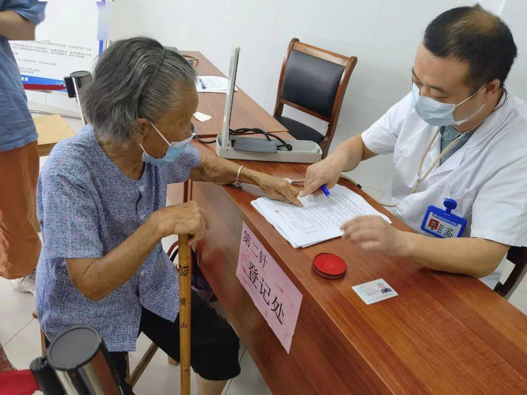 泾县103岁老人主动接种新冠疫苗为防疫贡献一臂之力