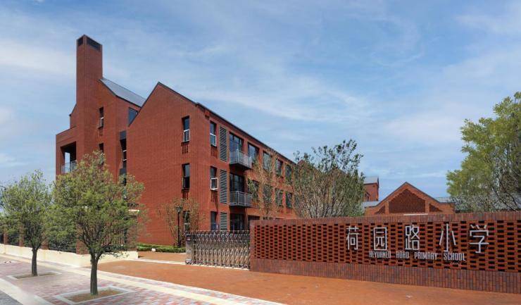 由万科翡翠书院配建的公办小学,经过三年打造正式建成