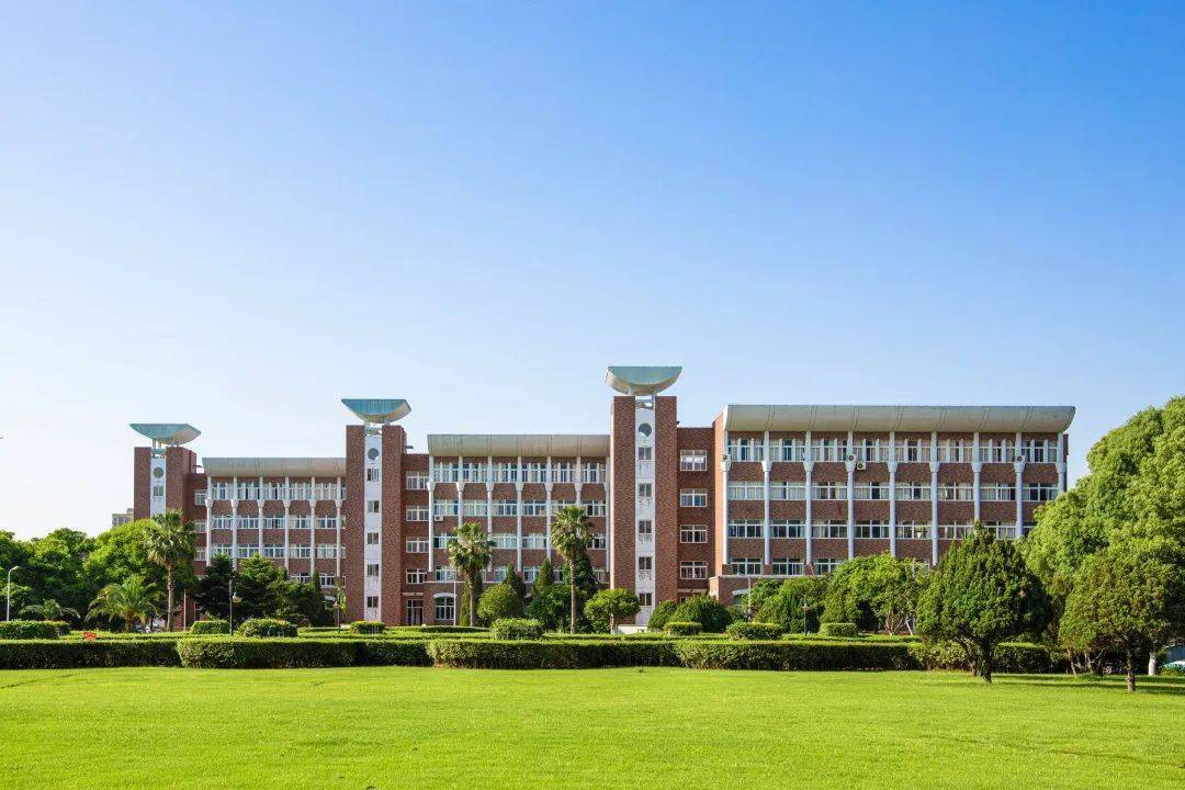 2.教学资源麻雀虽小五脏俱全,回龙校区一共有三幢教学楼.
