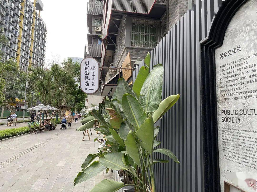 在这里走一走,逛一逛会发现"大学路"独具特色的店招能让人恍如行走在