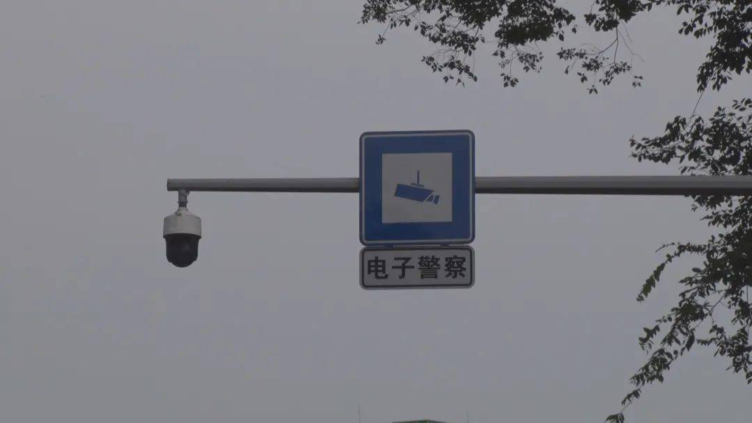 都江堰交警启用城区17处"机动车不礼让行人"电子警察抓拍!