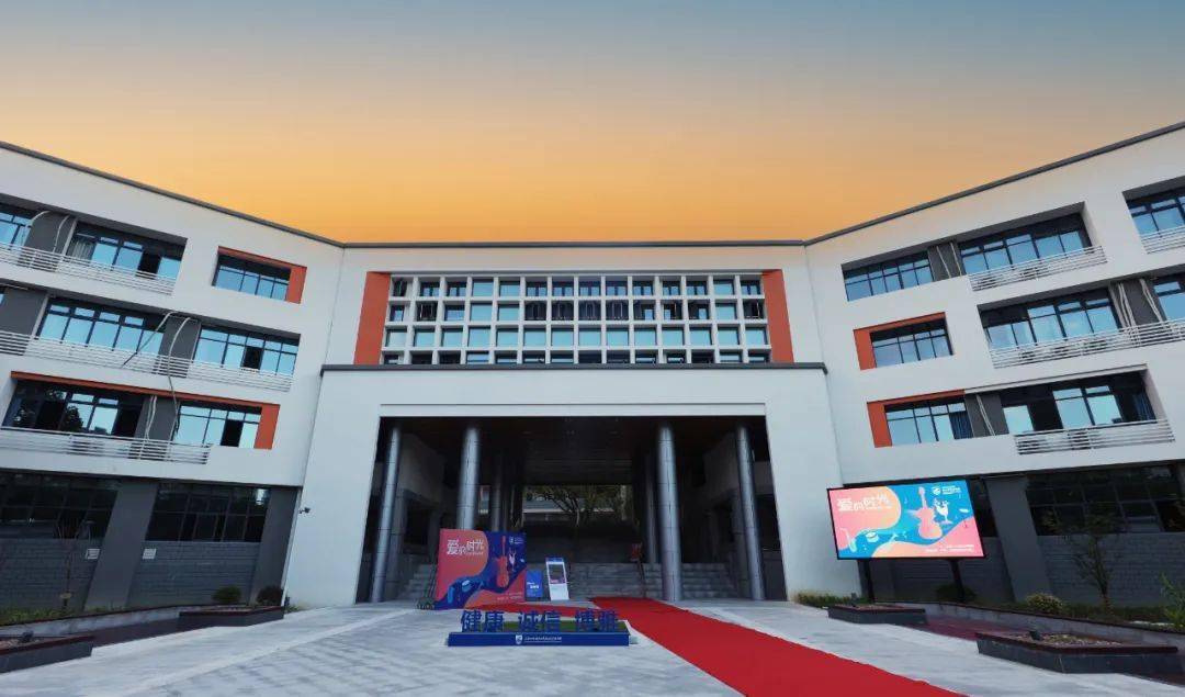 是的,在上海世外教育附属丽水市实验学校丽阳校区全面竣工验收后,8月