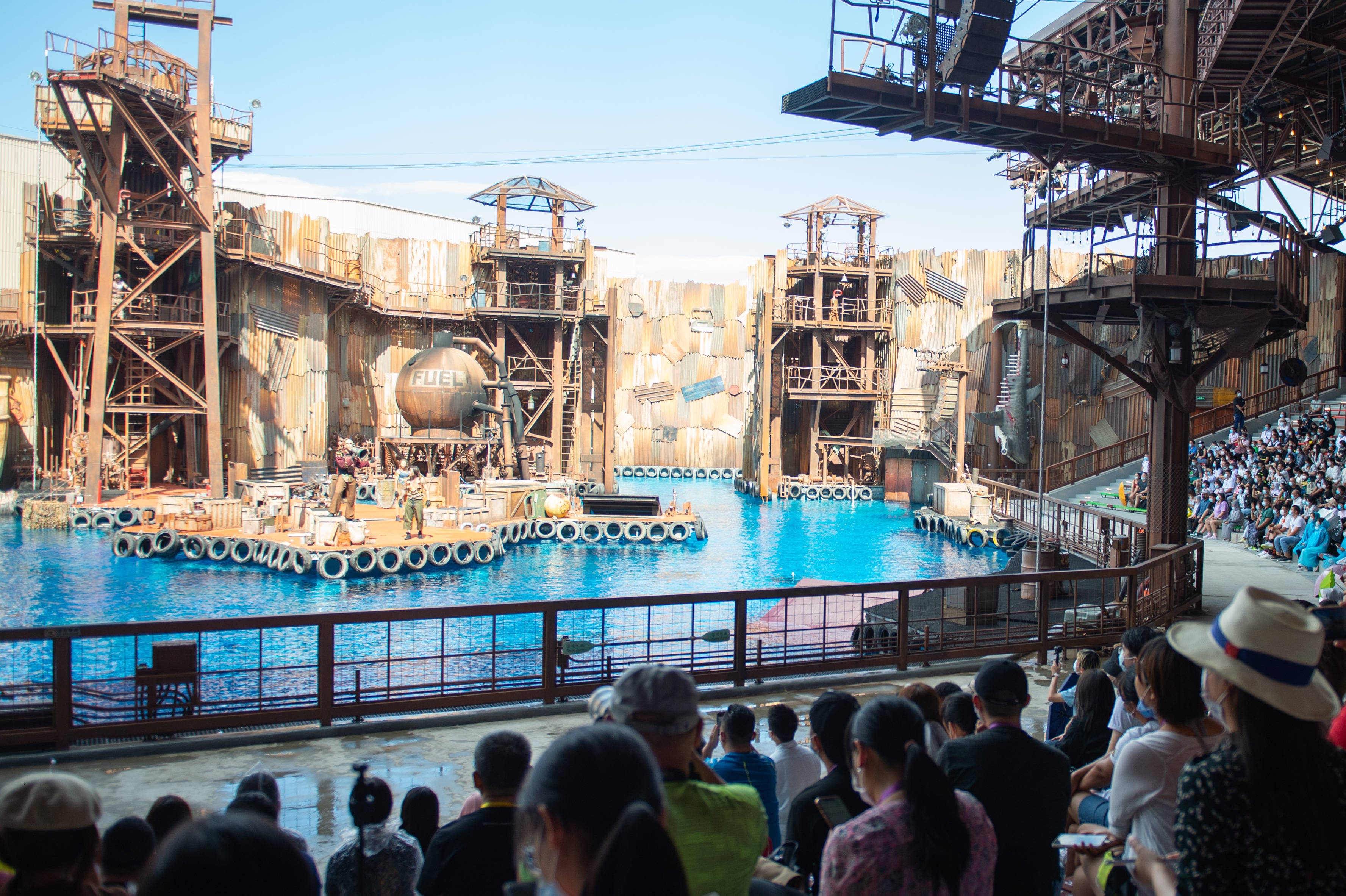 8月26日,游客在观看北京环球影城未来水世界主题景区特技表演.