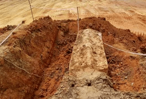 上思一项目工地上,挖出一副三合土石棺!推断为明朝古墓!