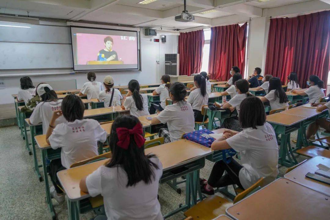 顾晓园书记讲授新生开学第一课与二外共成长与祖国共奋进