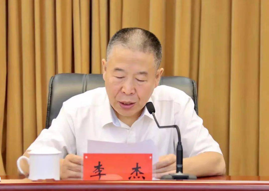 省委组织部副部长,省公务员局局长李杰出席会议并宣布省委决定:刘永革