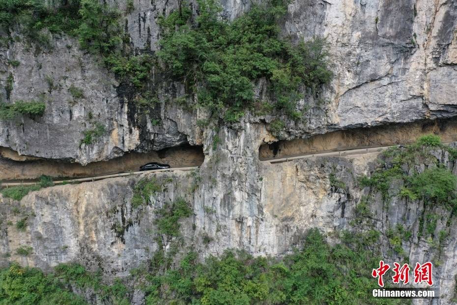 航拍贵州赫章悬崖上的挂壁公路