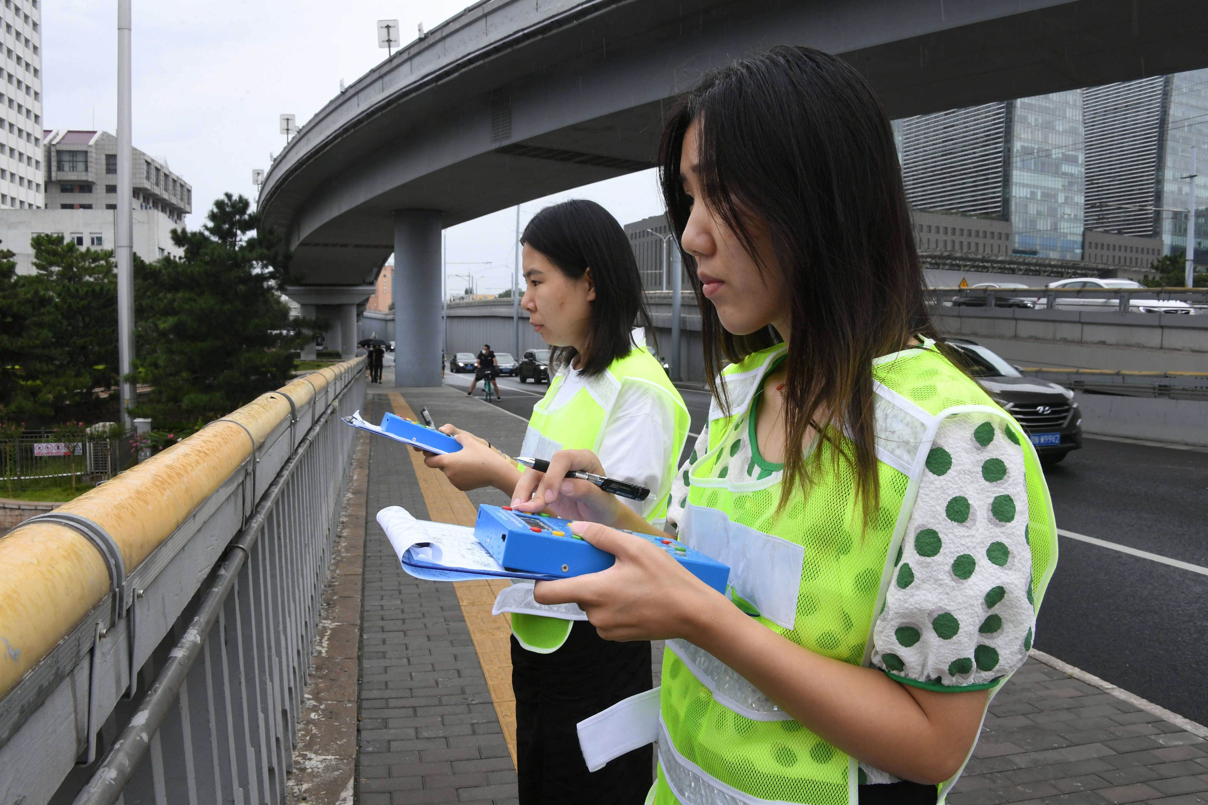 在北京西直门桥,刘晓珂(右)与王晟由进行数车(8月28日摄).