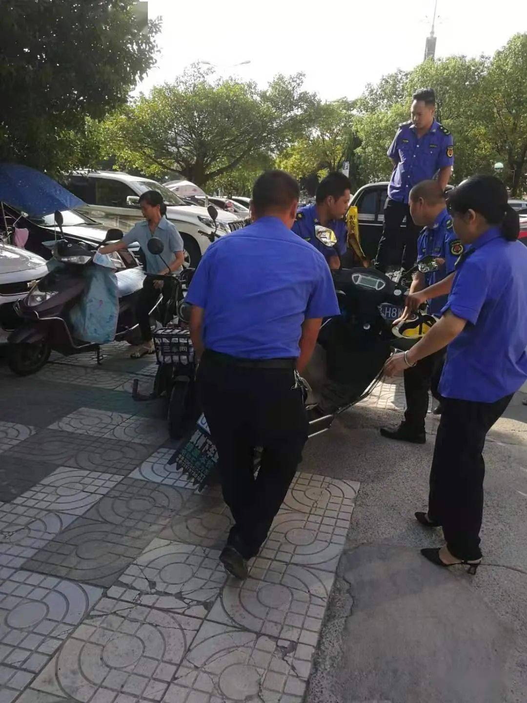 区城管局执法大队联合交警部门对芙蓉大道,金赣大道,南水大道,金龙