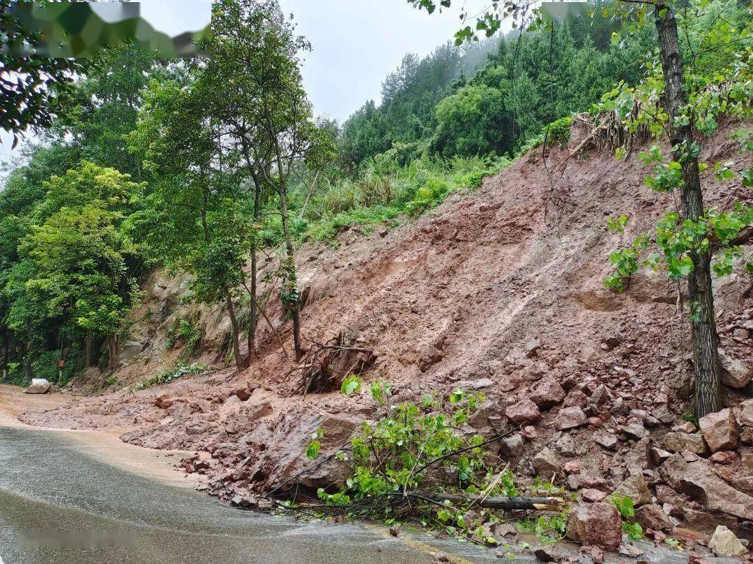 持续下雨云阳多路段发生不同程度滑坡及垮塌