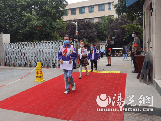 西安市鄠邑区小学开学秩序井然