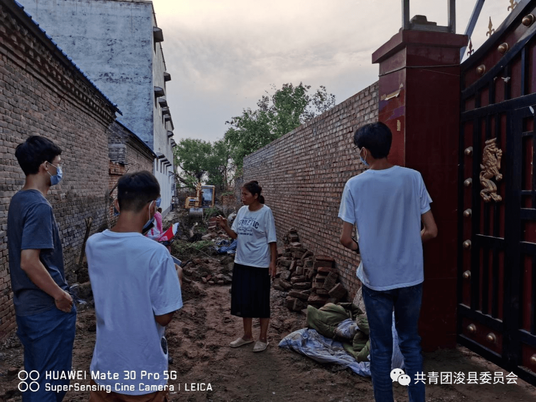 信阳师范学院2020级地理科学专业学生周义雯,来到小河镇袁庄村,重走