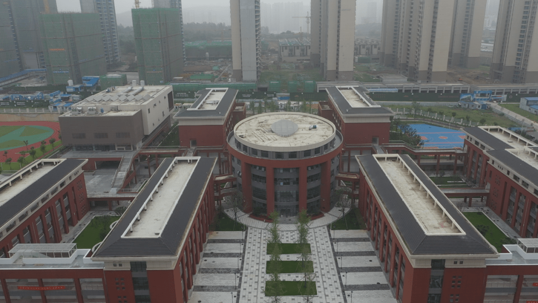 荆门市漳河新区天鹅学校位居荆门城区新中心,是漳河新区新建的一所九