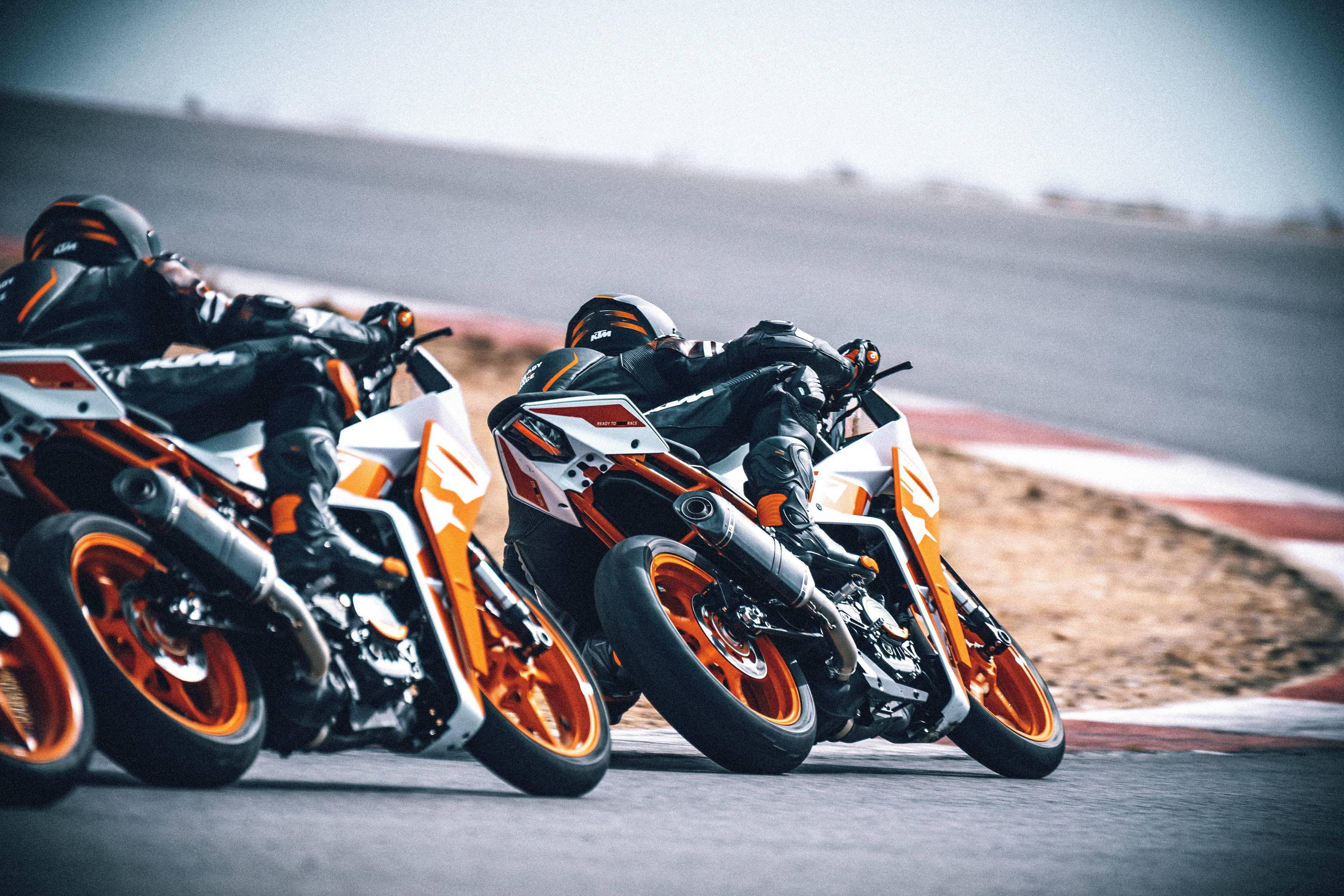 ktm 新一代 rc125,rc200,rc390 户外特写