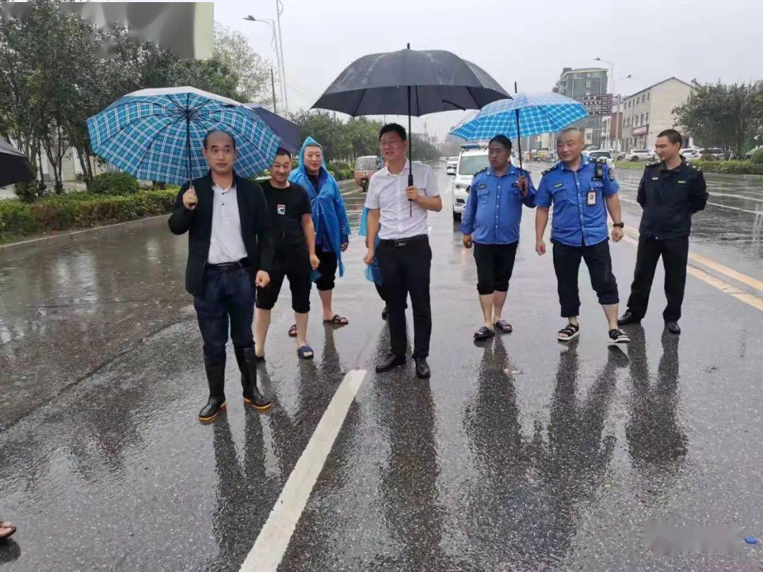 暴雨到来之时,点赞淮阳区城管局这些逆行人