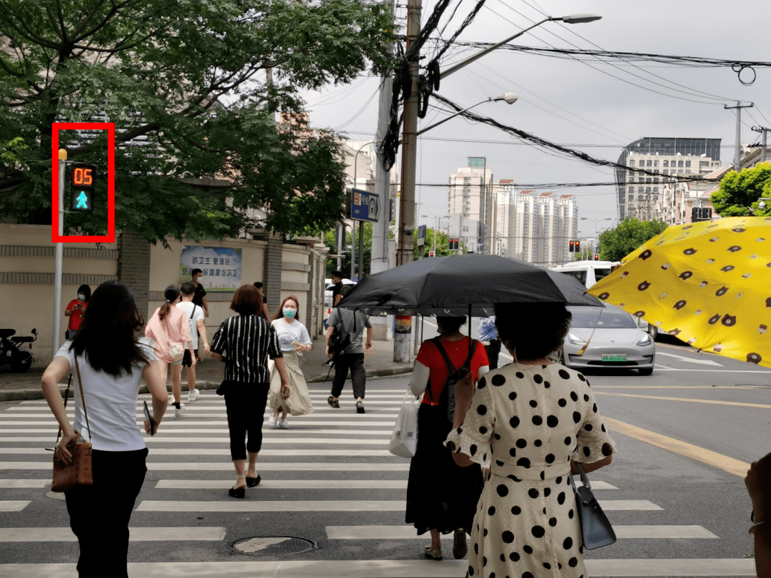 在延长西路黄陵路路口加装一套行人过街信号灯及机动车信号灯,将路口