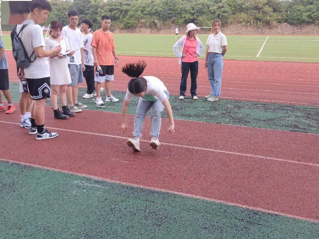 立定跳远:落地有力,每次落点都是对自己的挑战与超越.