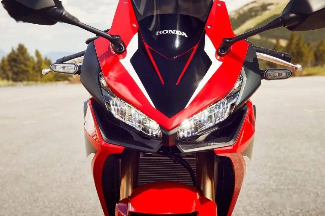 cbr500r舍弃原本令许多车友感到相当可惜的正立式前叉,配备上与2021