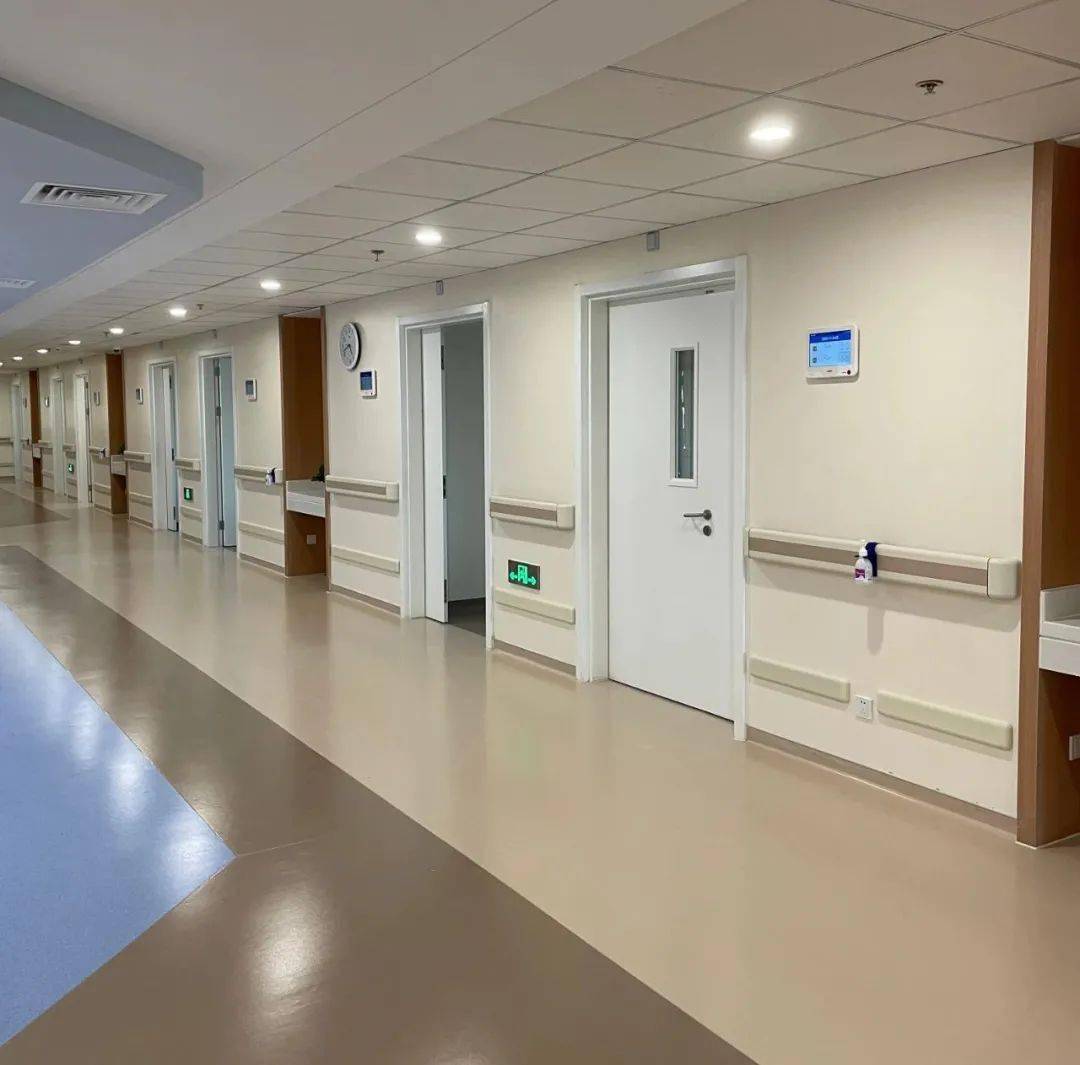 院领导和科室工作人员 共同见证病房启用仪式 1 病房走廊 jst jst