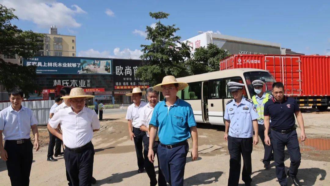 近日,紫金县长邓红卫到紫城镇检查指导环境保护,安全生产,防汛防火等