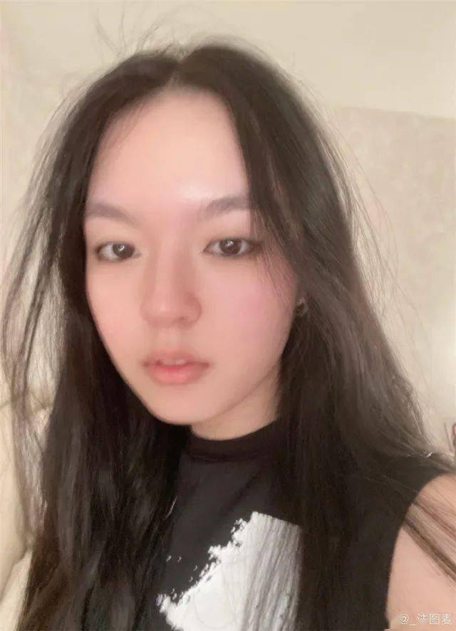 李咏女儿法图麦罕见晒自拍,腰部纹身抢镜,背后含义让人泪目