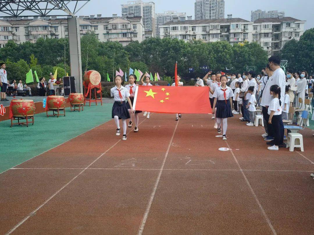 开启孩子们一天的行为规范训练及两天的军训师苑小学为一年级新生举行