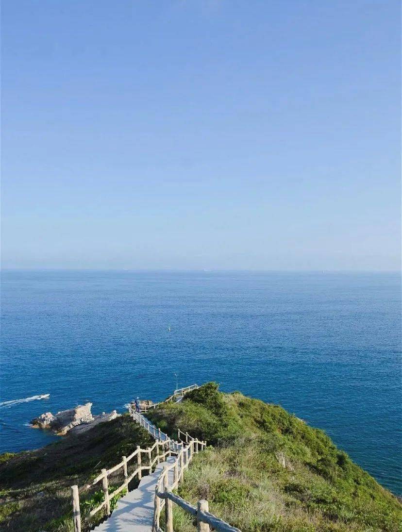 沿着栈道徒步而上 蓝天碧海,海岸礁石 荒野栈道,原始丛林 风景独到