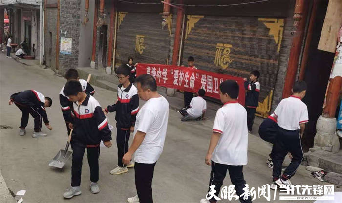 师生们走上街头开展扫街活动(草塘中学供图)