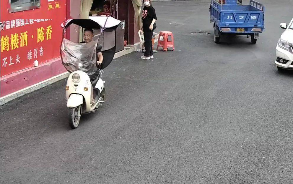 未戴头盔非法加装雨棚咸宁这些人的高清照片被曝光