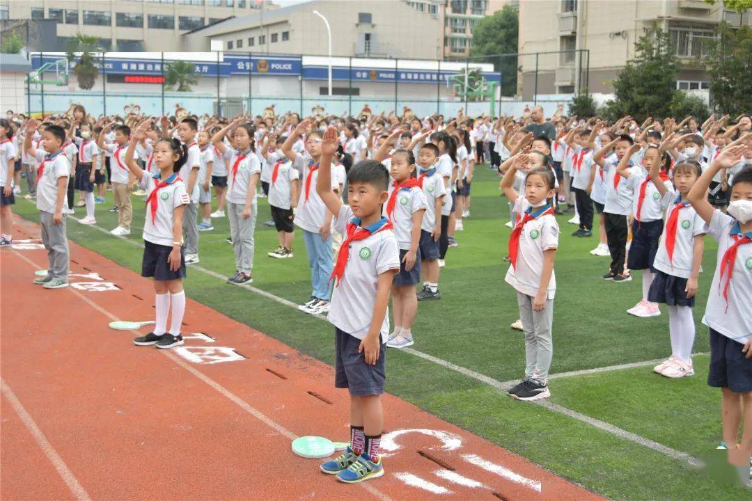 清晨,南京晓庄学院第一实验小学的队员们穿着整洁的校服,佩戴鲜艳的