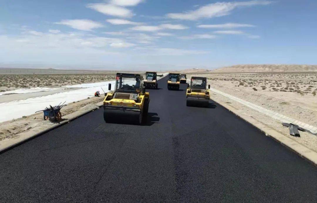 依吞布拉克至若羌公路01标段沥青路面全线贯通