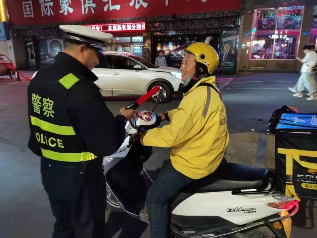 张掖交警严查酒驾,直播曝光.