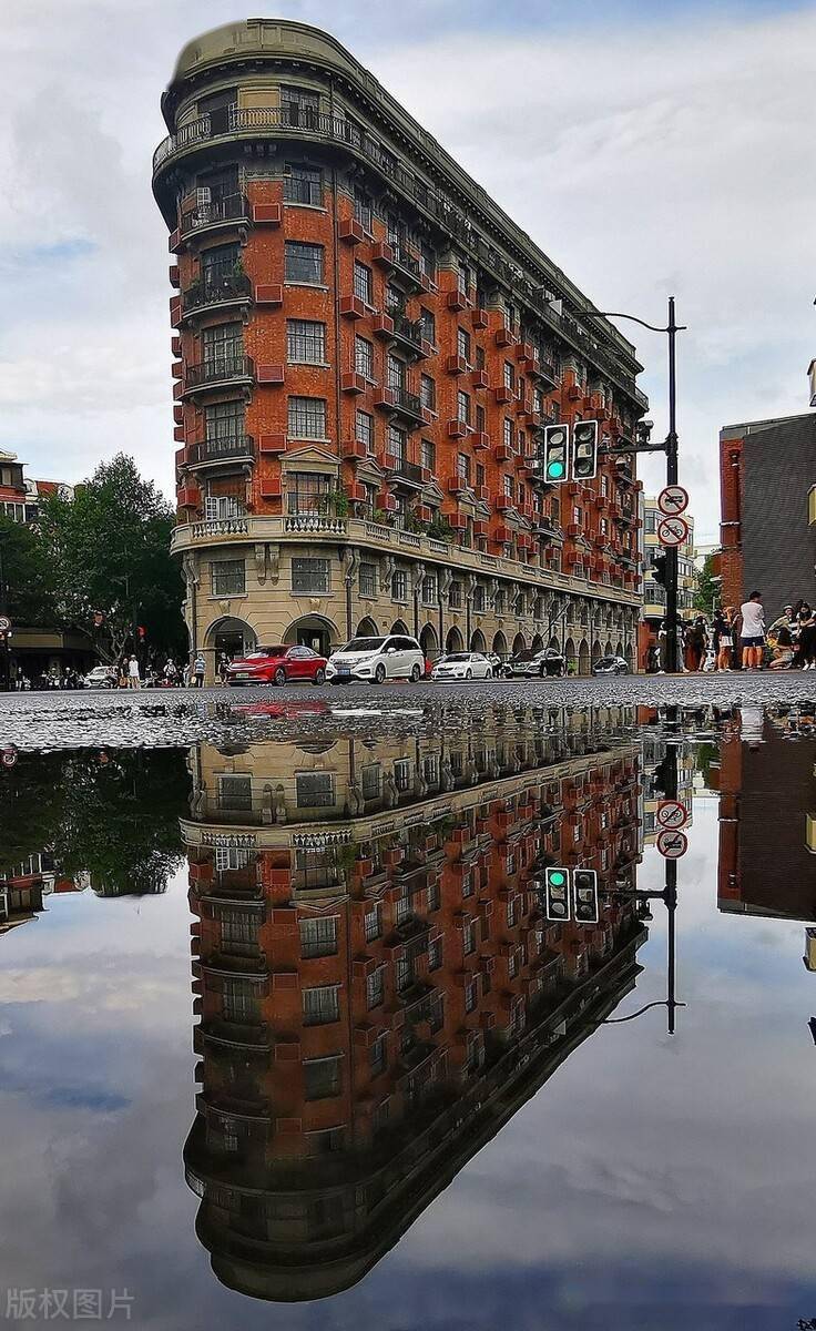 上海武康大楼最佳拍摄点打卡游客络绎不绝雨后倒影绝美