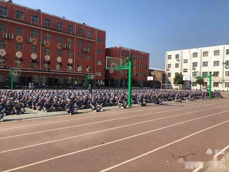 鄢陵县初中书记陈亚红,校长杨军民,副校长王宏恩,靳建军,军训总指挥