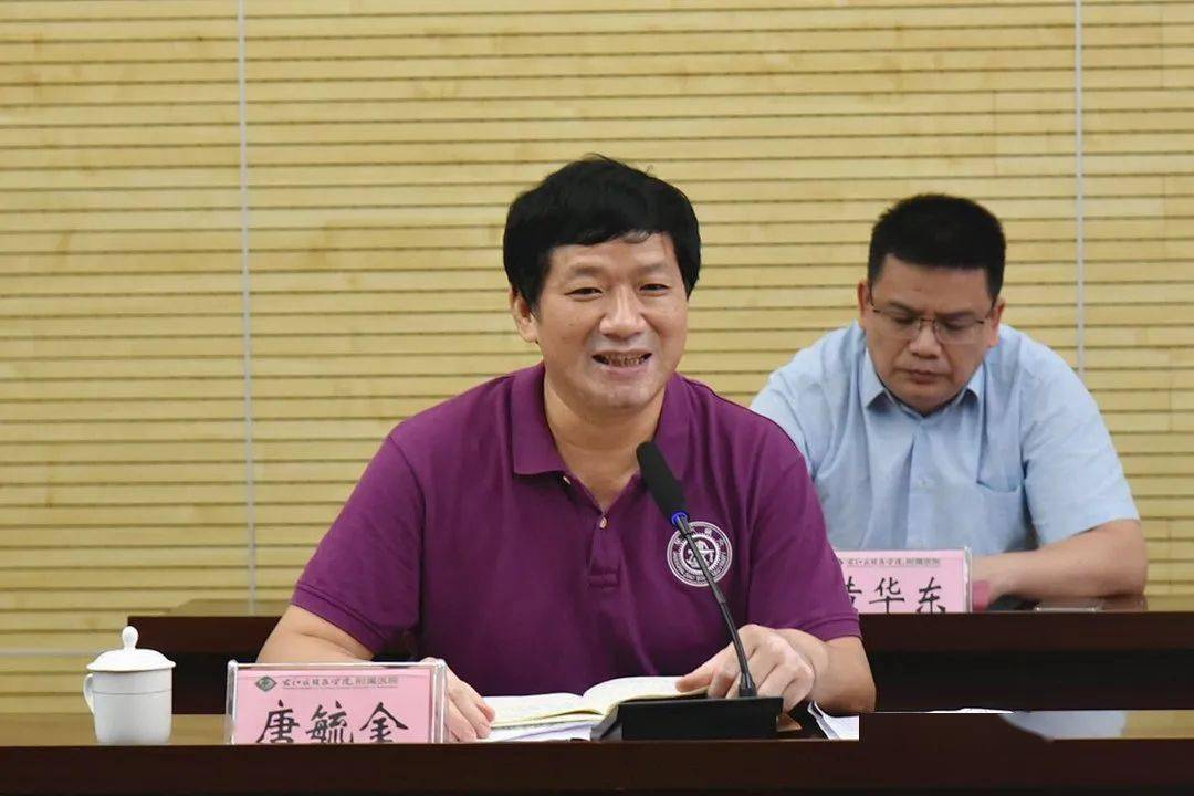 右江民族医学院附属医院院长唐毓金致欢迎辞评估专家组组长吴易介绍